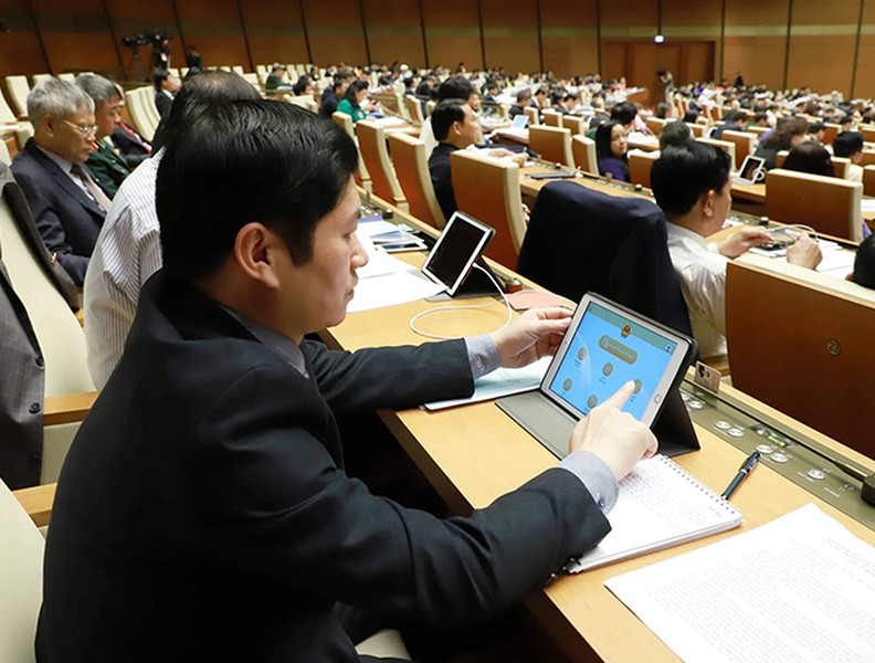 Đại biểu Quốc hội tra cứu tài liệu qua máy tính bảng